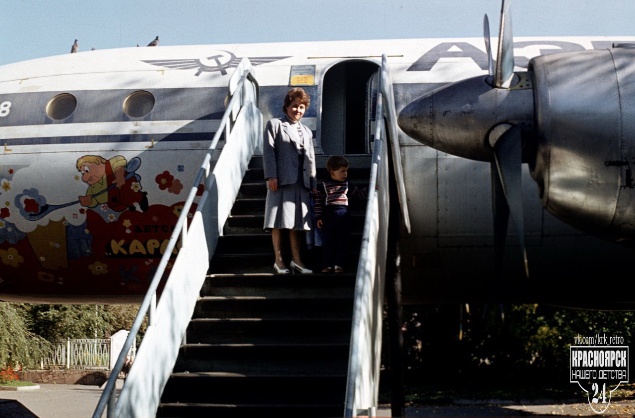 Вход в детское кафе советского времени, расположенное в самолете