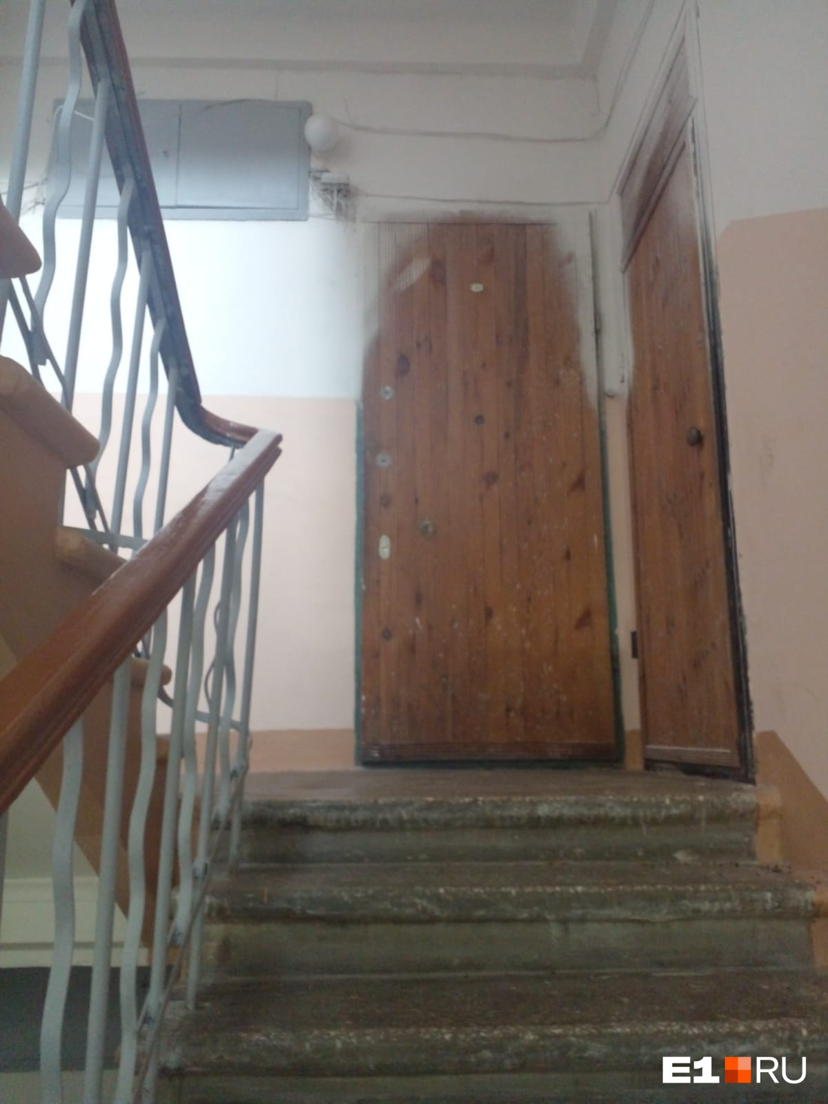 Сейчас дверь в квартиру пенсионерки в Екатеринбурге заперта. С мая там никто не живет Сейчас дверь в квартиру пенсионерки в Екатеринбурге заперта. С мая там никто не живет