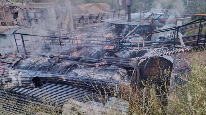 Пожар произошел ночью на асфальтобетонном заводе под Иркутском — загорелся битум