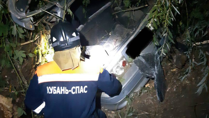 В Тимашевском районе 18-летний водитель врезался в дерево и погиб