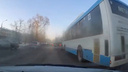 «Автобусник» лихо вывернул с остановки и подбил «Тойоту» — кто виноват и как вообще уступать автобусам