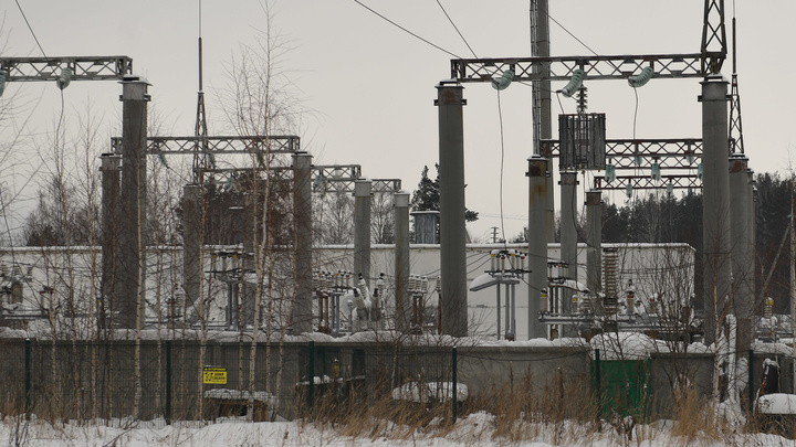 Деревня под Екатеринбургом замерзает из-за монтажников, которые оборвали линию электропередачи