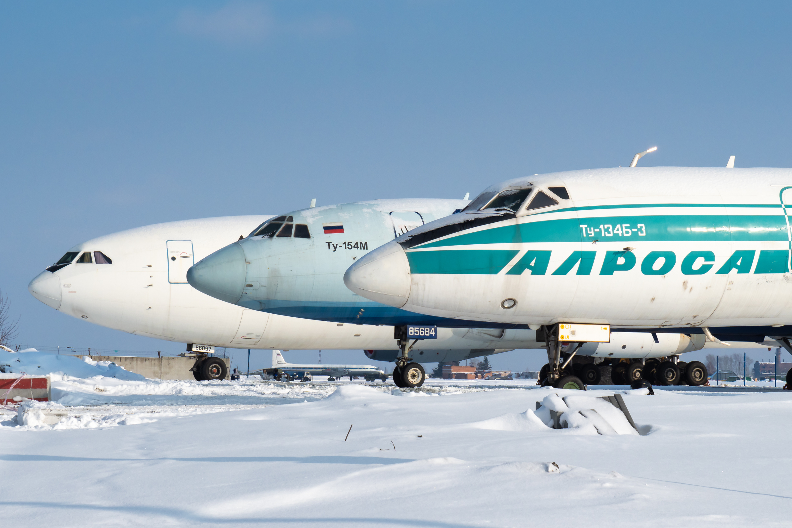 Самолет новосибирск якутия. Новосибирск аэропорт Толмачево самолет. Ил 86 толмачёво. Самолет ил-86 в Толмачево. Толмачево ту 134б.