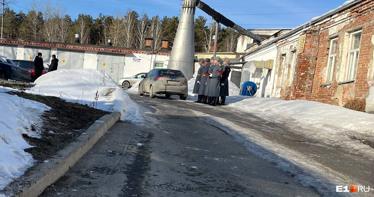 Во время прощания на улице дежурил караул Во время прощания на улице дежурил караул