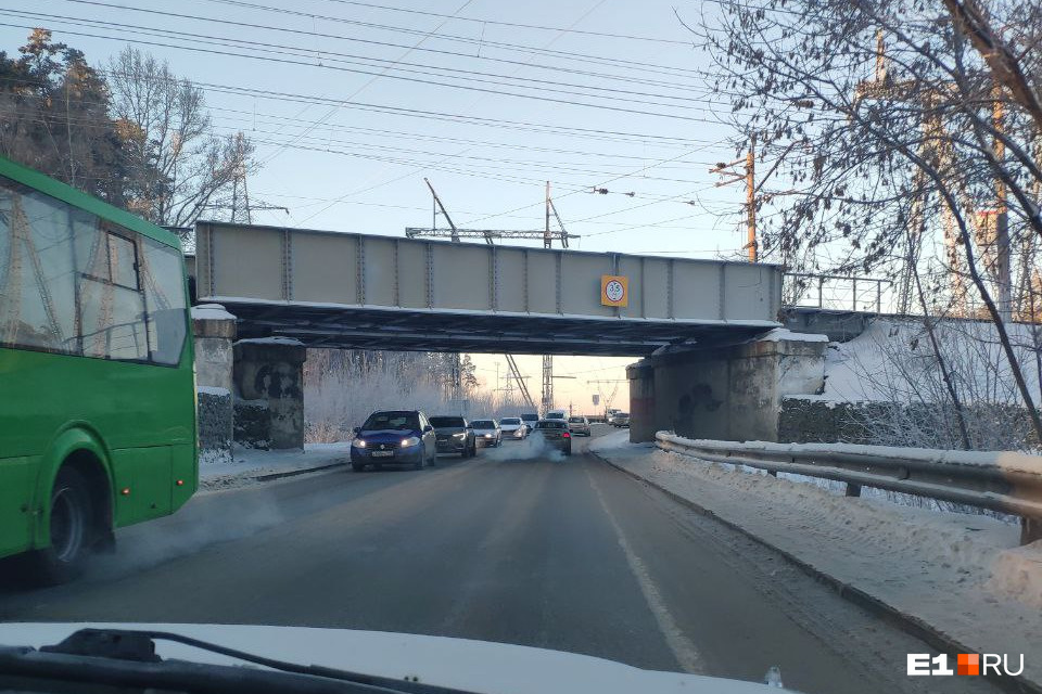 Перед мостом, который фуры проезжают нормально, висит знак, ограничивающий высоту машин тремя с половиной метрами