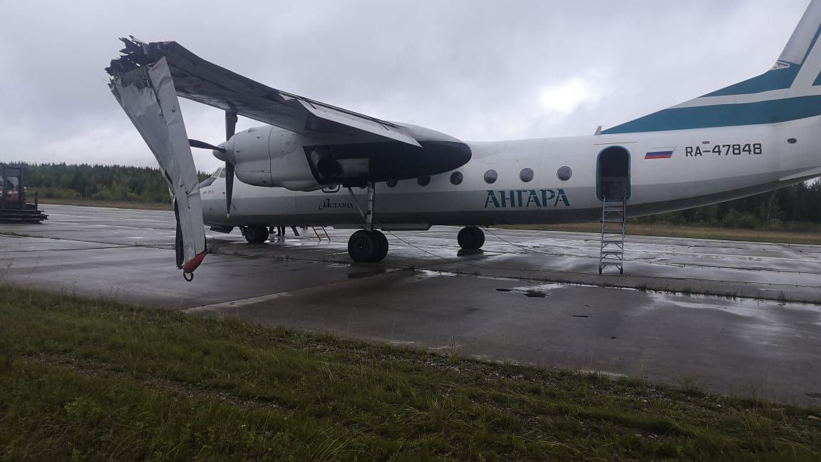 Самолет авиакомпании «Ангара» повредил крыло при посадке. Кадры с места происшествия