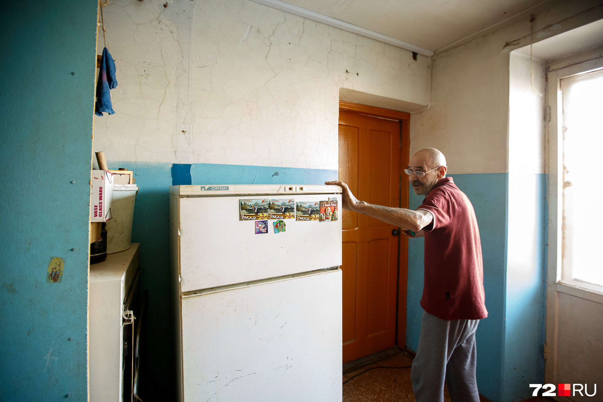 Это личный холодильник Геннадия. Работает только морозилка — ему хватает. Готовит мужчина в своей комнате, кухней он не пользуется. Но обязан платить за общее пространство наравне со всеми