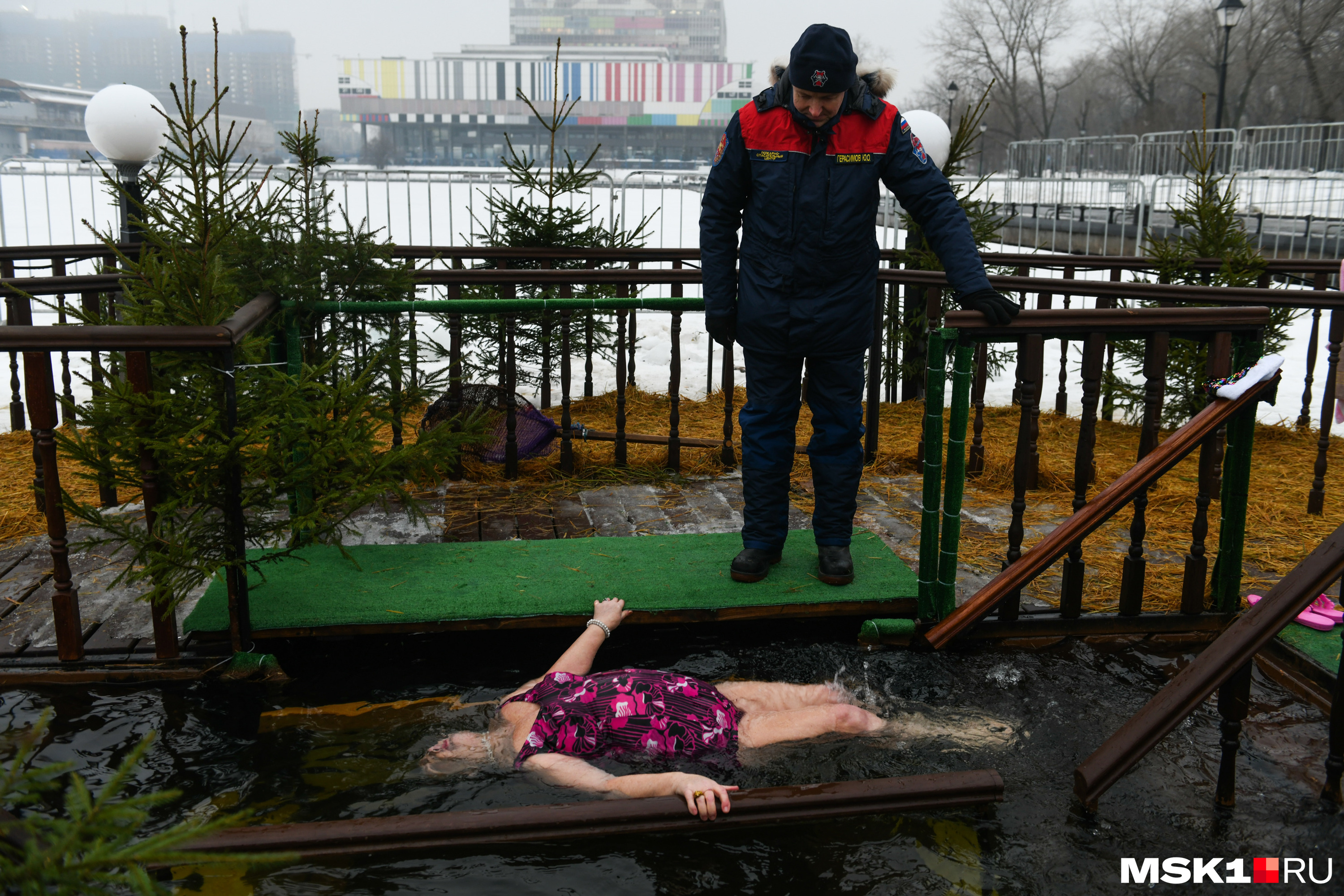 Большой фоторепортаж о купаниях в прорубях в Москве 18 и 19 января 2023 г.  - 20 января 2023 - msk1.ru