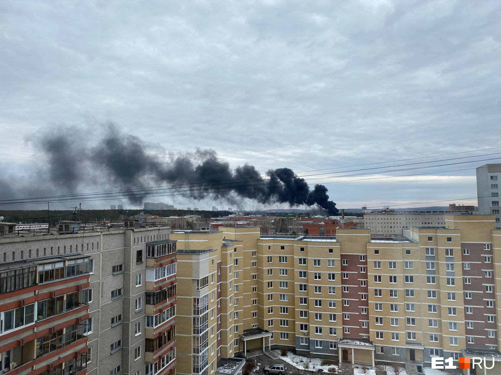 Е1 екатеринбург пожар сегодня. Пожар Екатеринбург сейчас е1. Небо затянутое дымом после пожара. Екатеринбург пожар сегодня сейчас е1 происшествия.