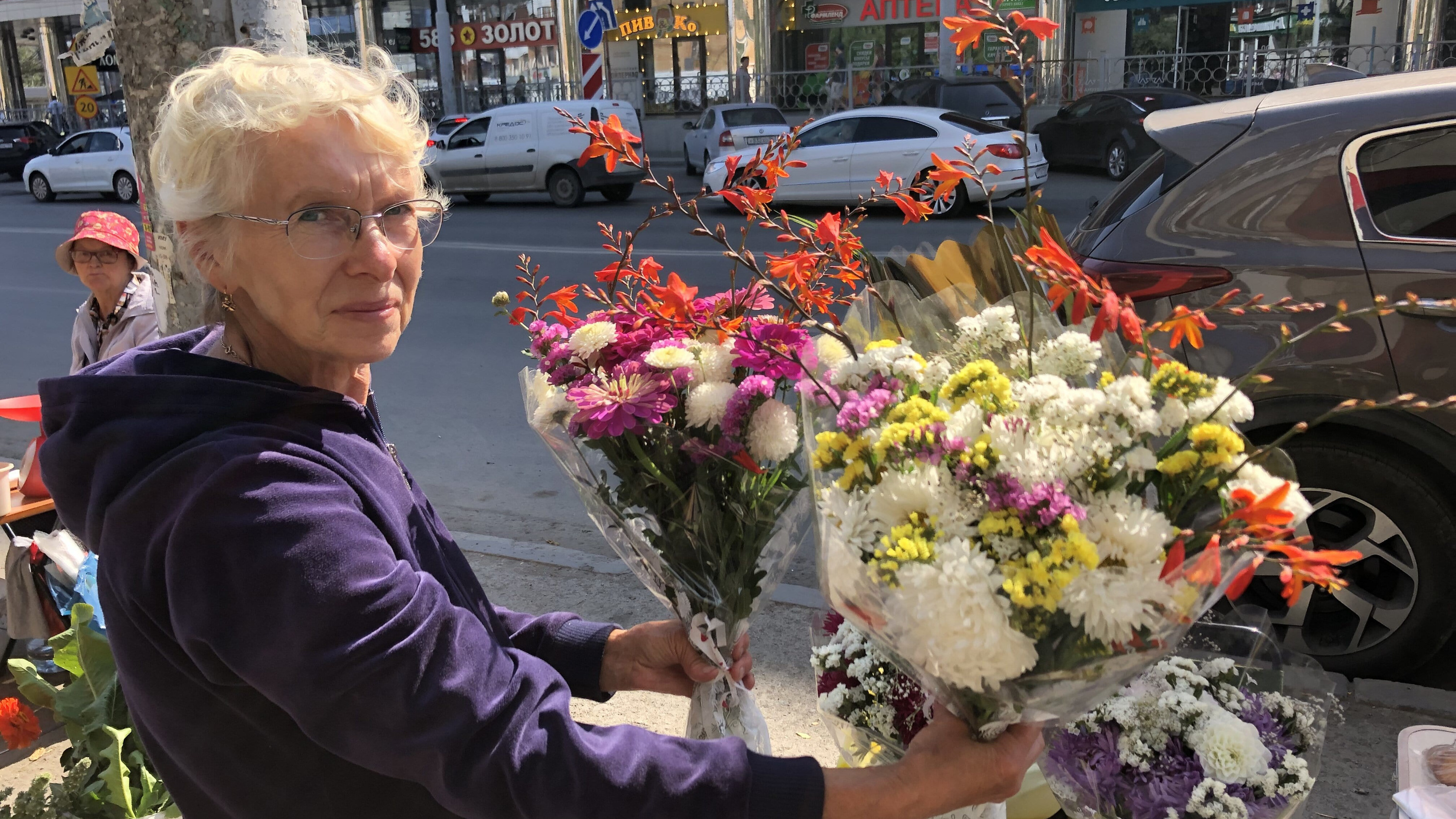 «Мы же бизнесмены, завтра дороже будет». Екатеринбургские бабушки начали торговать цветами к 1 Сентября