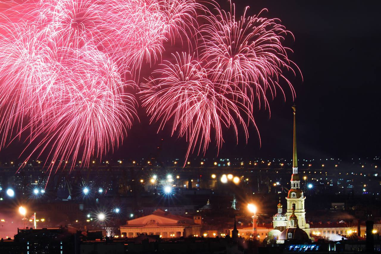 Мир сегодня слышит салюта русского раскат. Петербург ярко отметил годовщину освобождения от блокады