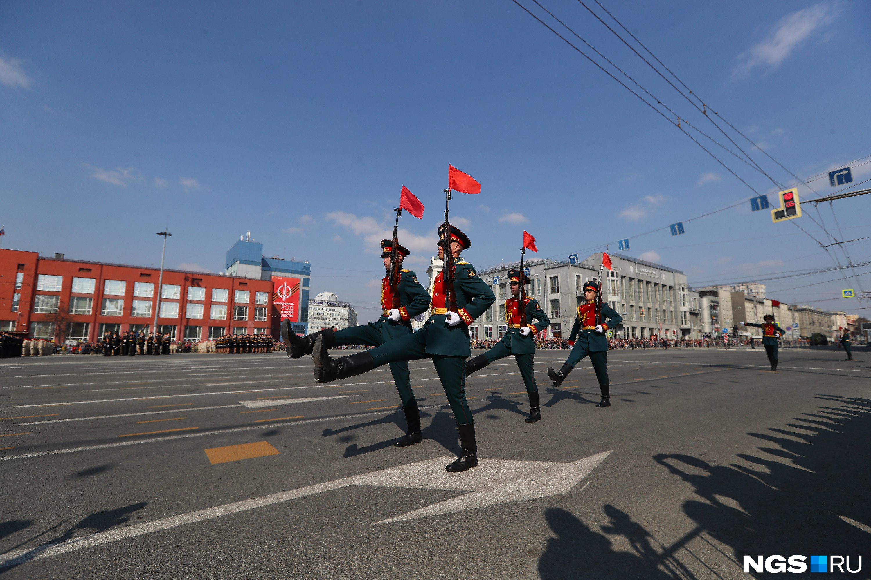 На площади парад собрались посмотреть тысячи новосибирцев