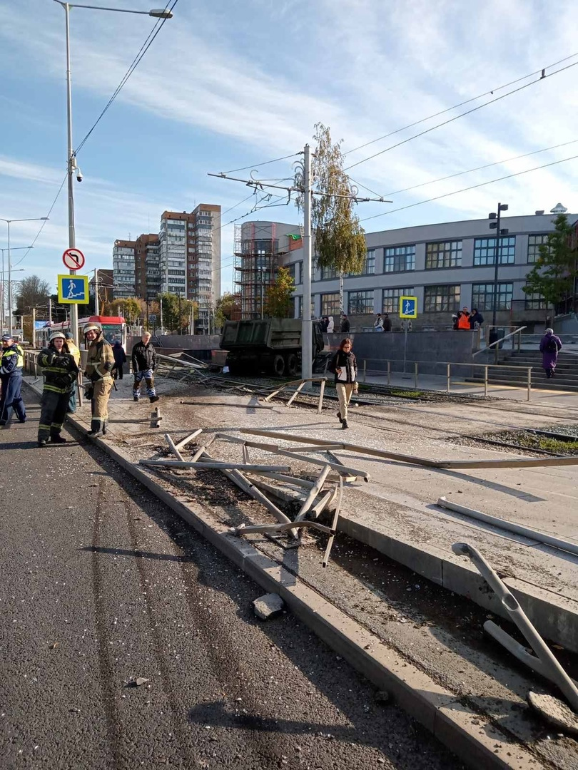 На место ЧП приехали и пожарные На место ЧП приехали и пожарные