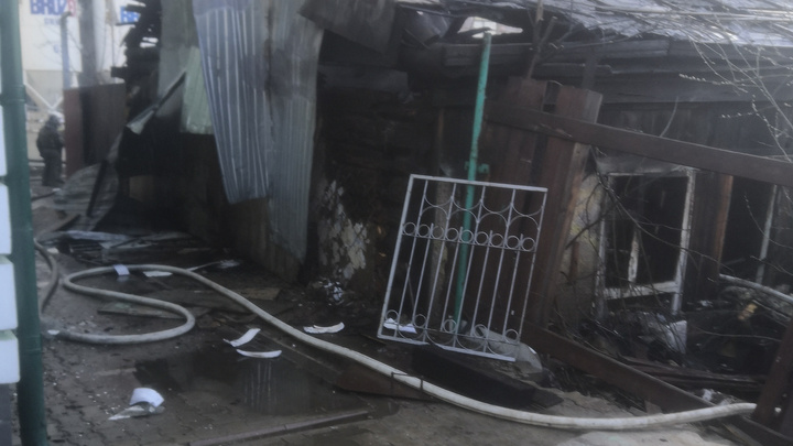 В Екатеринбурге бездомный сгорел в заброшенном доме. Перед этим возле здания заметили подростков