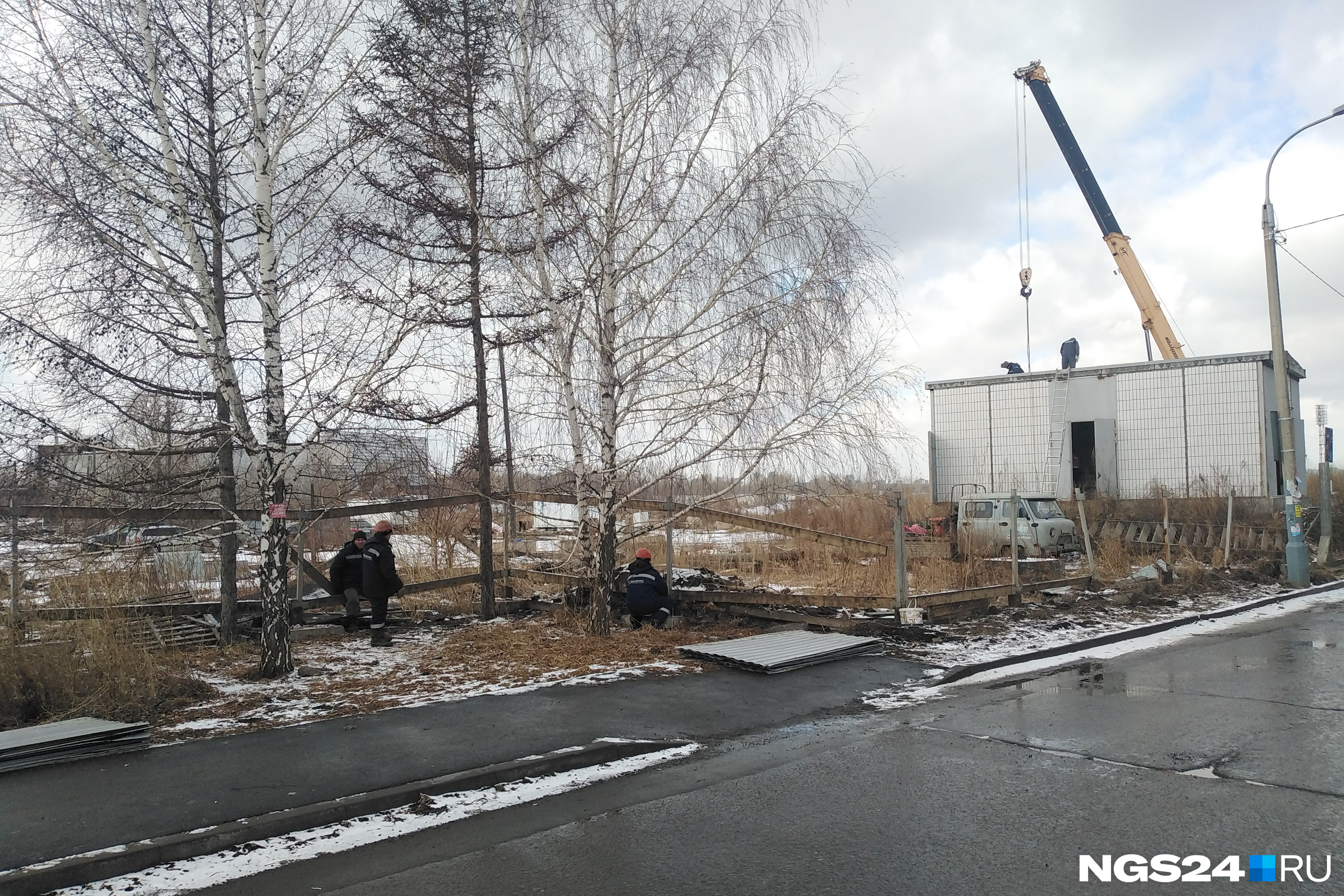 Рабочие разбирают не только будку, но и забор вокруг участка Рабочие разбирают не только будку, но и забор вокруг участка