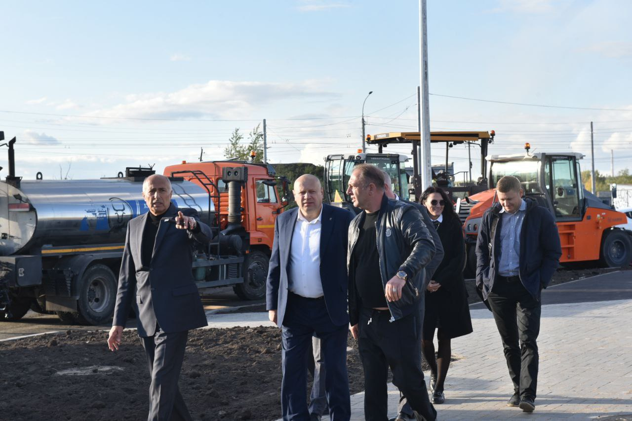Компанию мэру на объезде составил директор департамента строительства Сергей Козубович