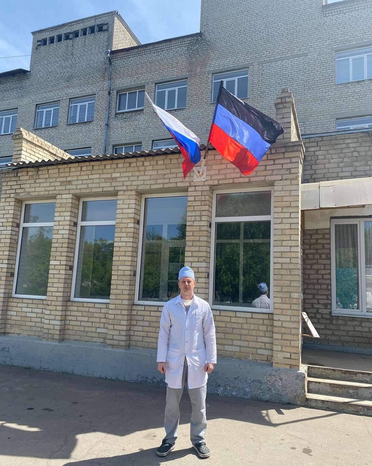 Андрей в больнице Луганской Народной Республики при входе в военный госпиталь Андрей в больнице Луганской Народной Республики при входе в военный госпиталь