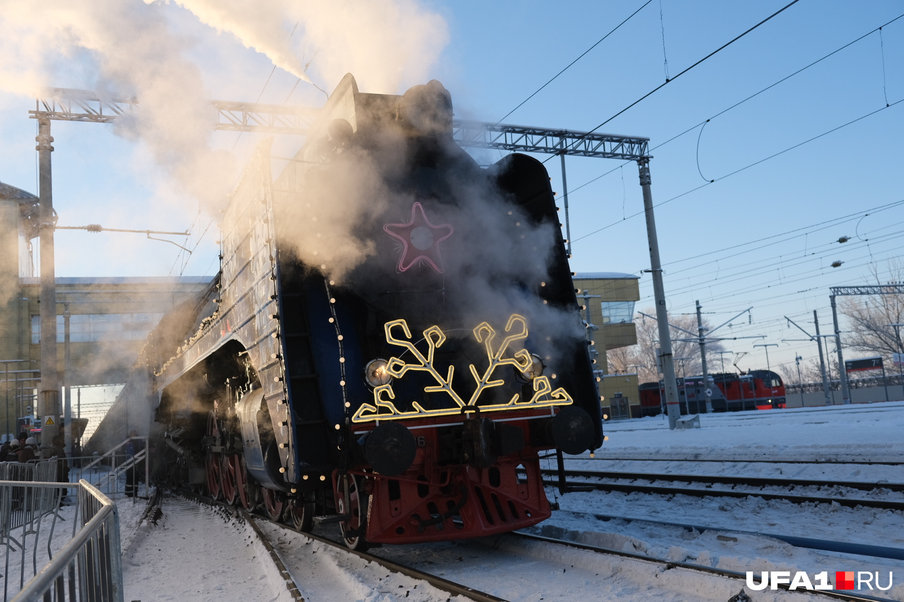 Спереди поезд украшен светящейся снежинкой