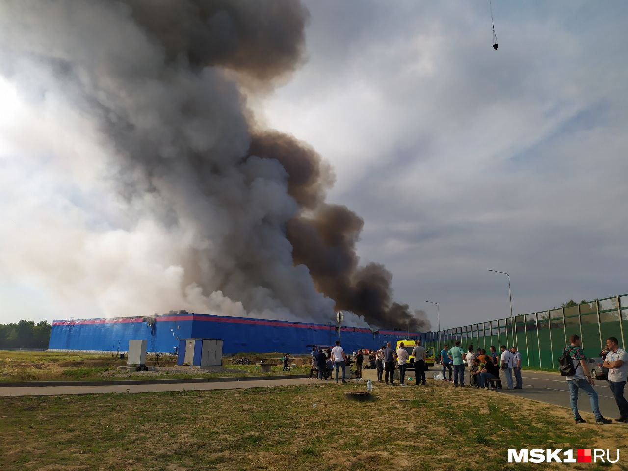 Озон пожар. Пожар на складе OZON. Фоторепортаж пожар Озон. Пожар на складе Озон вчера.