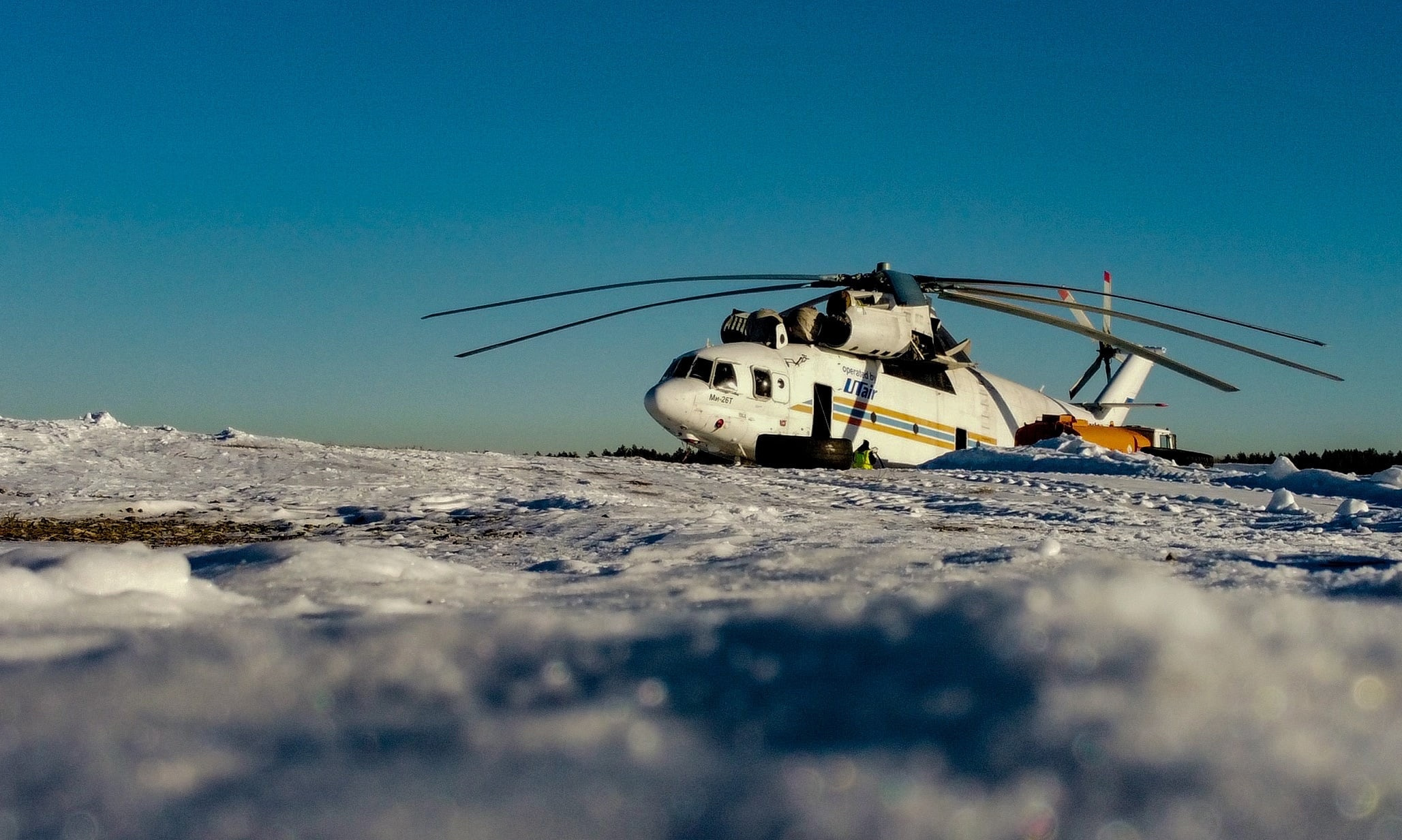 В небе над Свердловской областью заметили огромный вертолет с необычным грузом: видео
