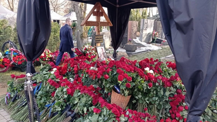 Принесли тысячи роз. Публикуем фото и видео с места упокоения Владимира Жириновского