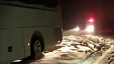 Сломавшийся автобус с пассажирами застрял на трассе в Челябинской области в разгар непогоды