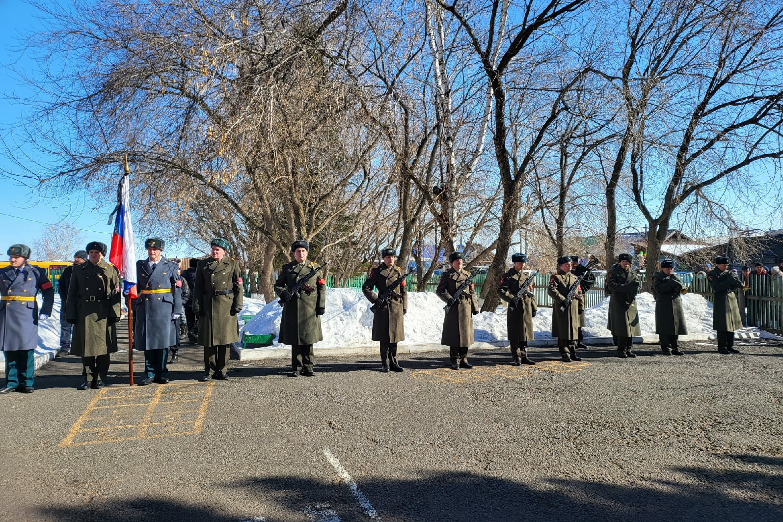 На похоронах был почетный караул На похоронах был почетный караул