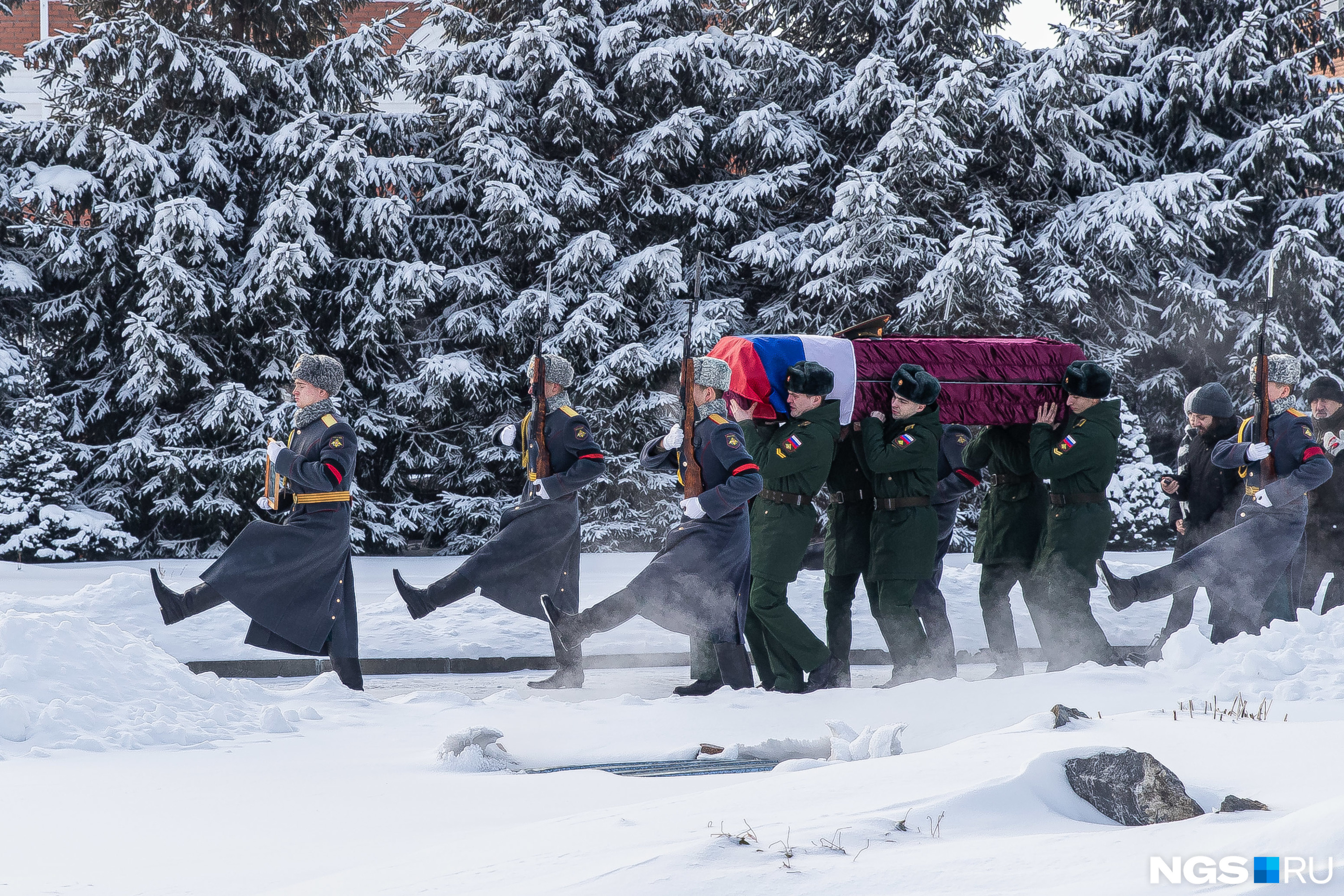 Молчаливые похороны. Как в Бердске прощались с 42-летним мобилизованным, погибшим в СВО