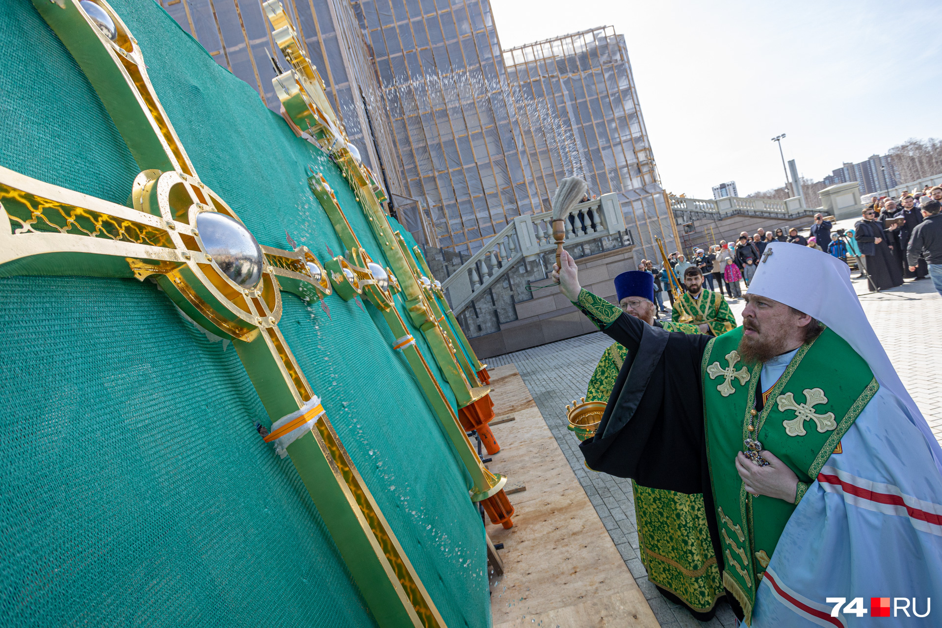 Освященные сегодня кресты предназначены для центрального купола строящегося кафедрального собора