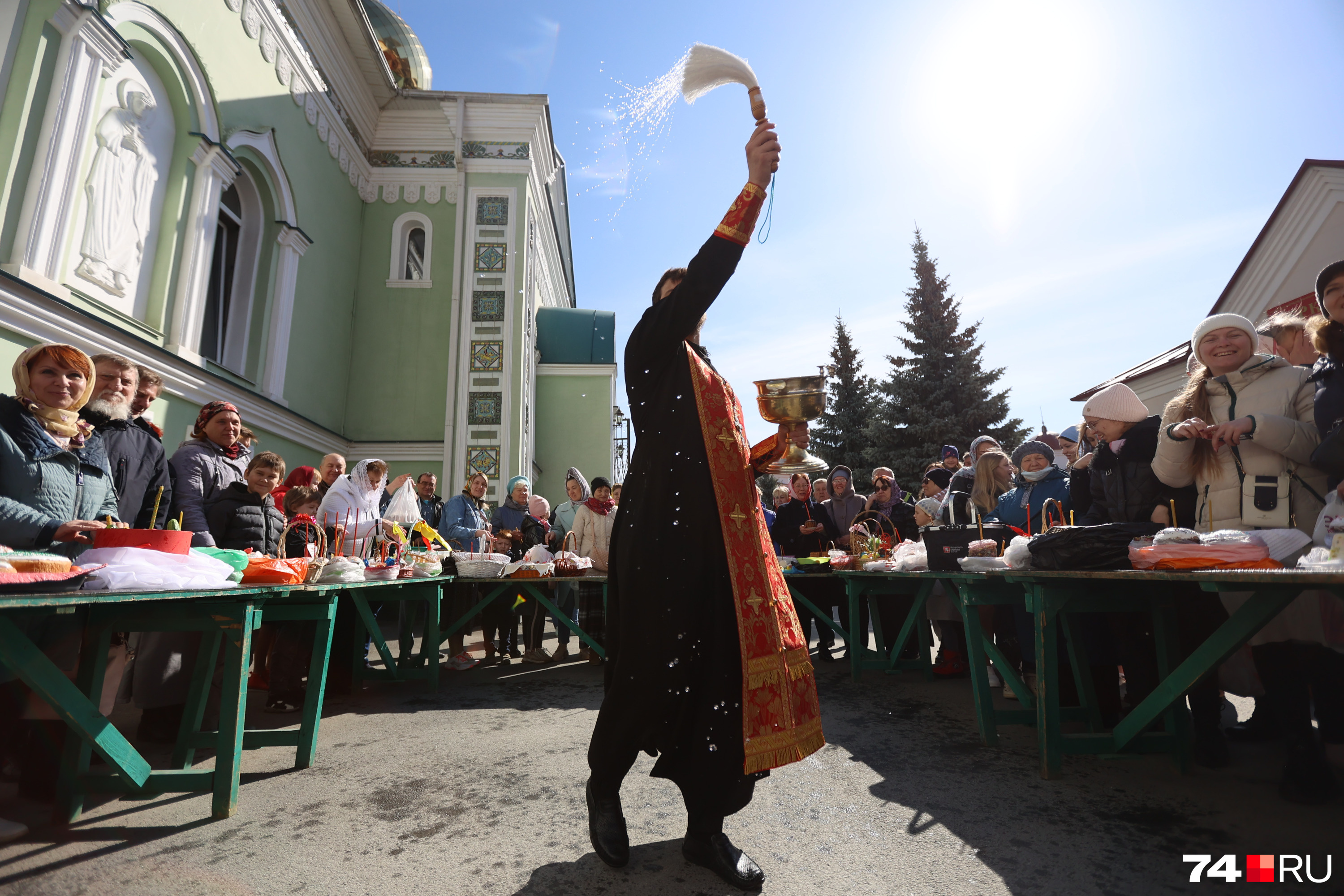 Сразу после литургии православные выстроились перед храмом, чтобы освятить куличи и яйца