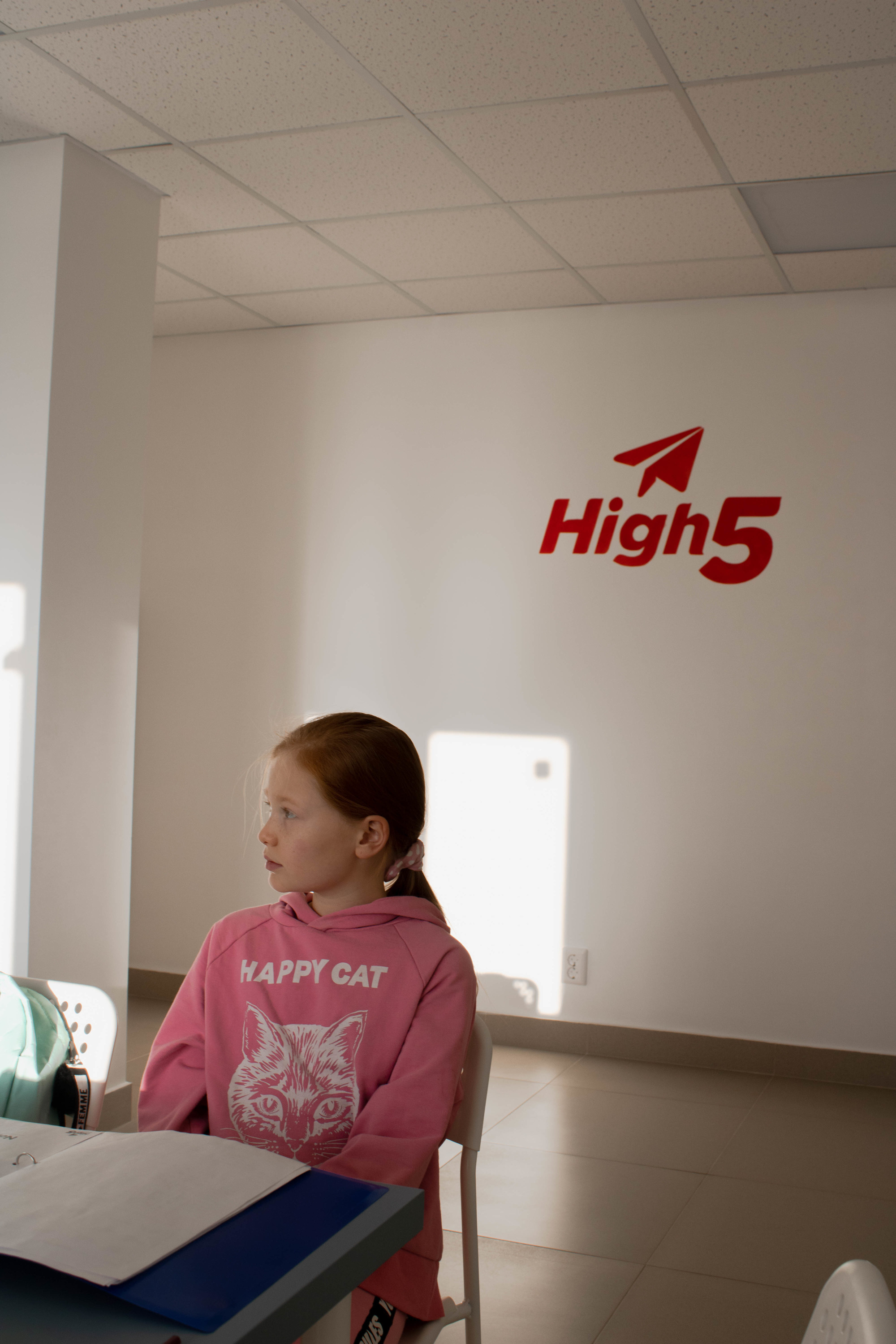 В High5 сделан простой ремонт, стоит современная мебель из «Икеи». На чем здесь не экономят — это на качестве обучения В High5 сделан простой ремонт, стоит современная мебель из «Икеи». На чем здесь не экономят — это на качестве обучения