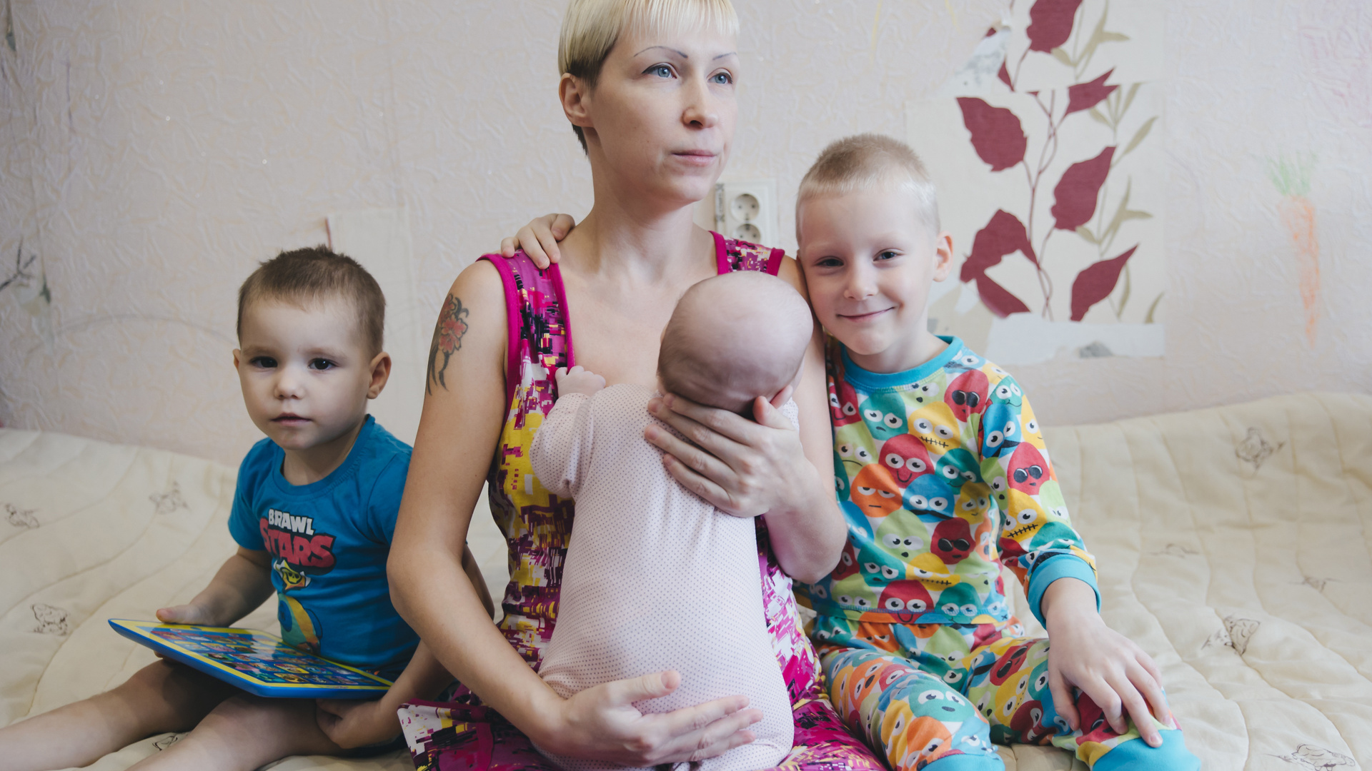 «Дочери 17 дней, а сыновья — в больнице»: многодетная мама второй месяц борется за возвращение мобилизованного мужа