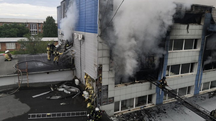 Пожар в красноярском магазине «Мега Ткани» потушить удалось только ночью. Очевидцы рассказали, откуда пошел огонь