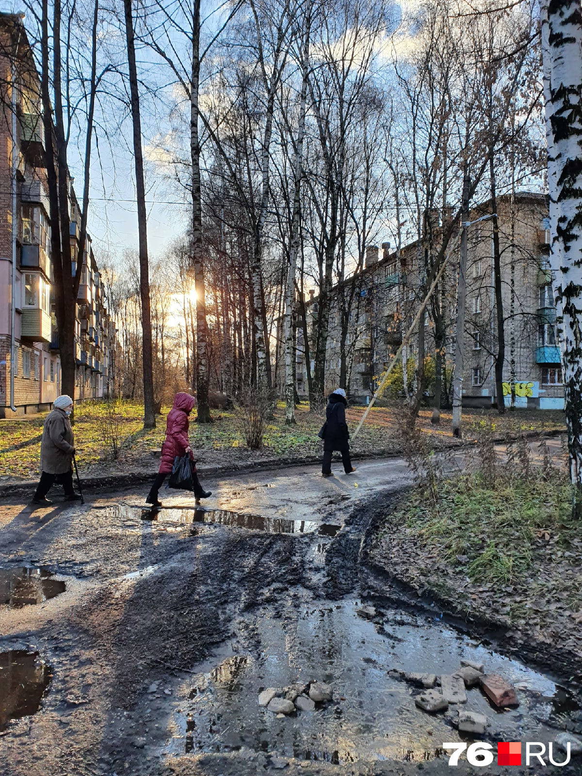 «Вместе весело шагать по просторам...» Нет, по таким просторам шагать совсем невесело «Вместе весело шагать по просторам...» Нет, по таким просторам шагать совсем невесело