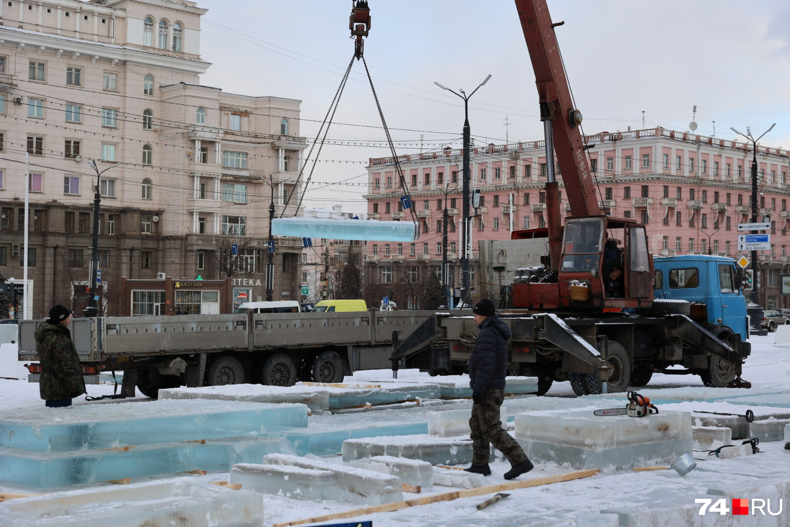 На площадь ради городка пригнали десятки большегрузов с ледяными глыбами На площадь ради городка пригнали десятки большегрузов с ледяными глыбами