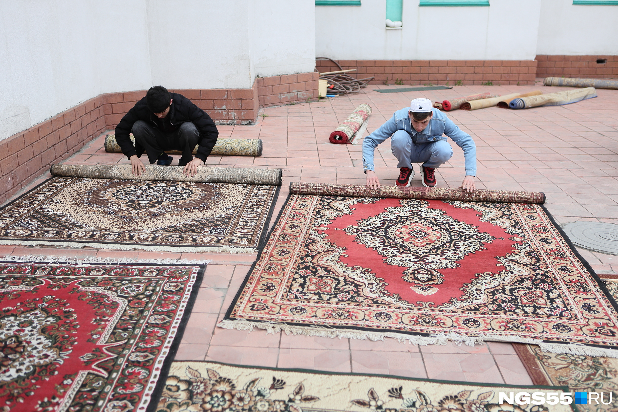 После завершения молитвы верующие сворачивали ковры