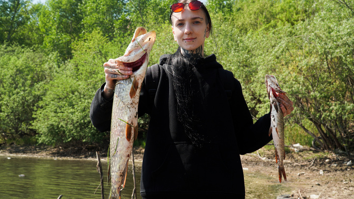 «Молодец, девчонка!»: рыбаки в восторге от девушки, которая ловит двухкилограммовых щук