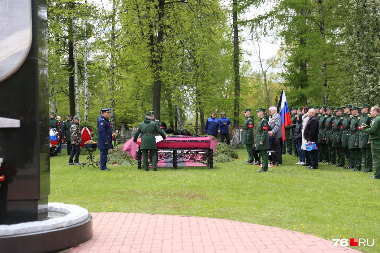 Процессия на Воинском мемориальном кладбище Ярославля
