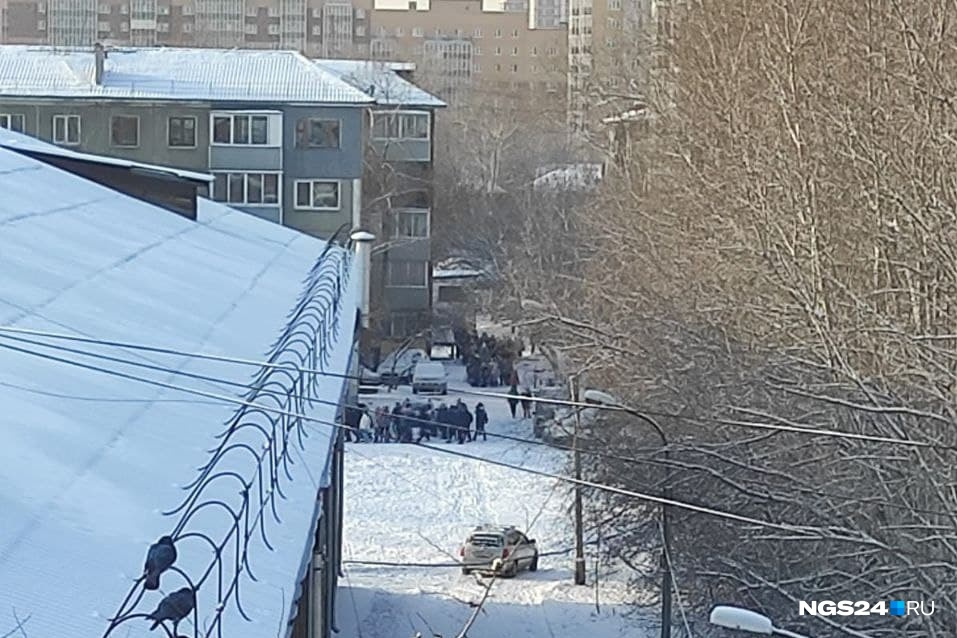 Это фото вчерашней эвакуации, но сегодня ситуация повторяется Это фото вчерашней эвакуации, но сегодня ситуация повторяется