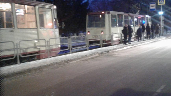 Трамваи встали в пробке в Ленинском районе Челябинска