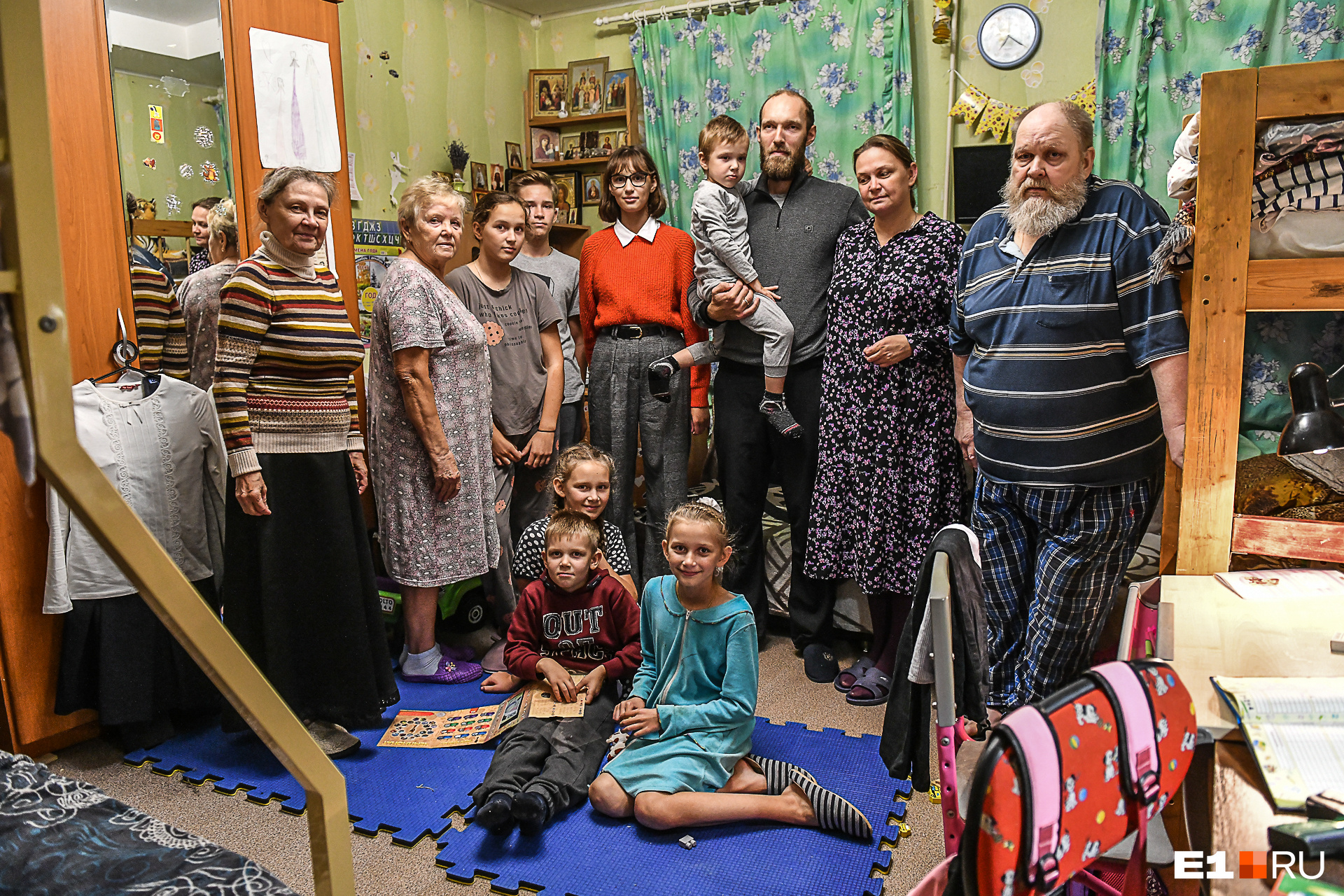 Семья в полном составе в старой квартире