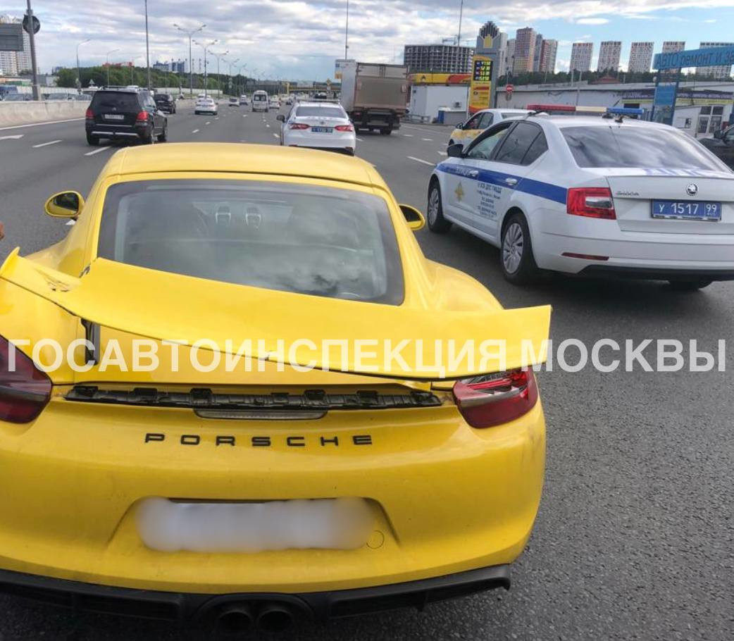 Мужчина упал с моста на Porsche на МКАД в Москве, 19 июля 2022, фото - 19  июля 2022 - ФОНТАНКА.ру