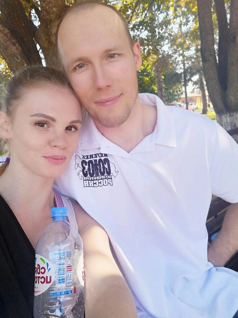 Алексей Абрамов со своей супругой Ксенией. У мужчины несколько грыж позвоночника, он живет на обезболивающих