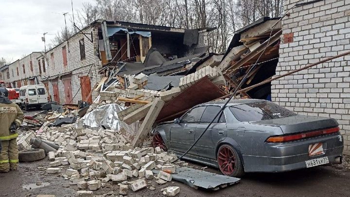 Взрыв газового баллона в Подольске разнес три гаража. Два человека пострадали. Видео
