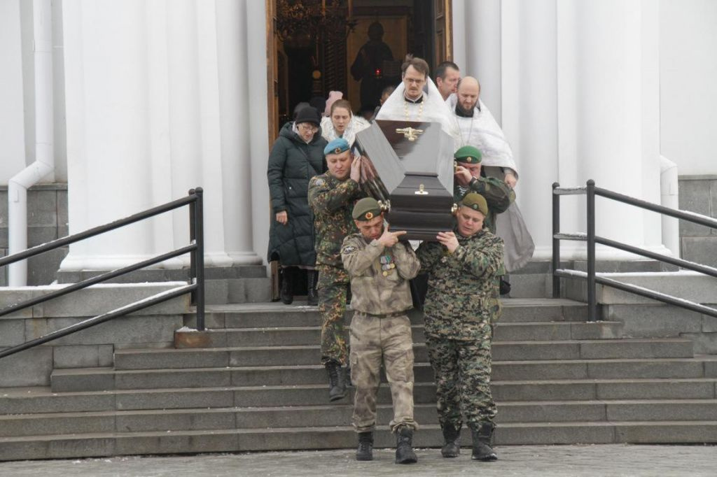 Церемонию завершили видеороликом: там фотографии Андрея сменялись под песню «Едут на войну пацаны» Церемонию завершили видеороликом: там фотографии Андрея сменялись под песню «Едут на войну пацаны»