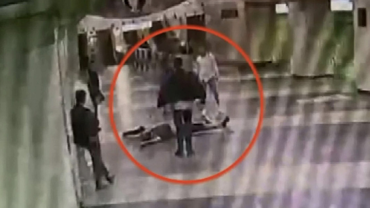 В московском метро 27-летний мужчина избил москвича. Видео драки