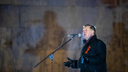 С флагами и гвоздиками: как мэр Новосибирска отметил главный праздник коммунистов — фоторепортаж