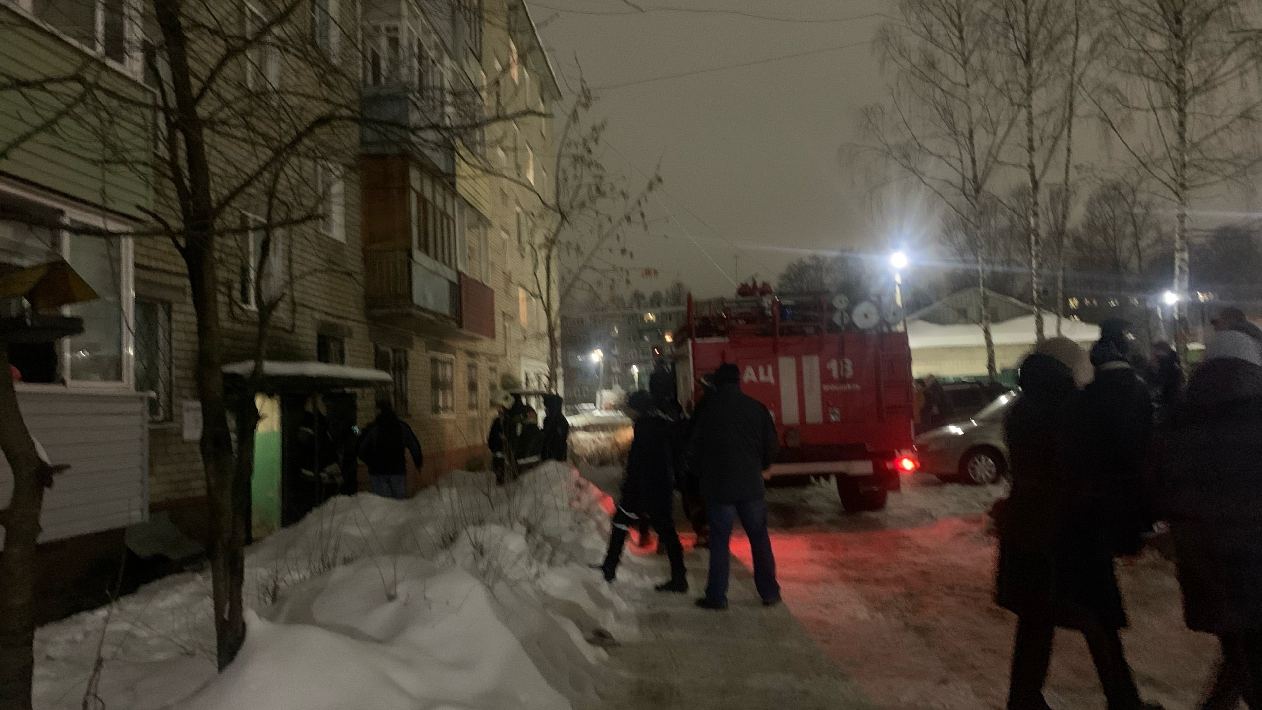 «Пострадал человек»: в ярославской пятиэтажке загорелась квартира