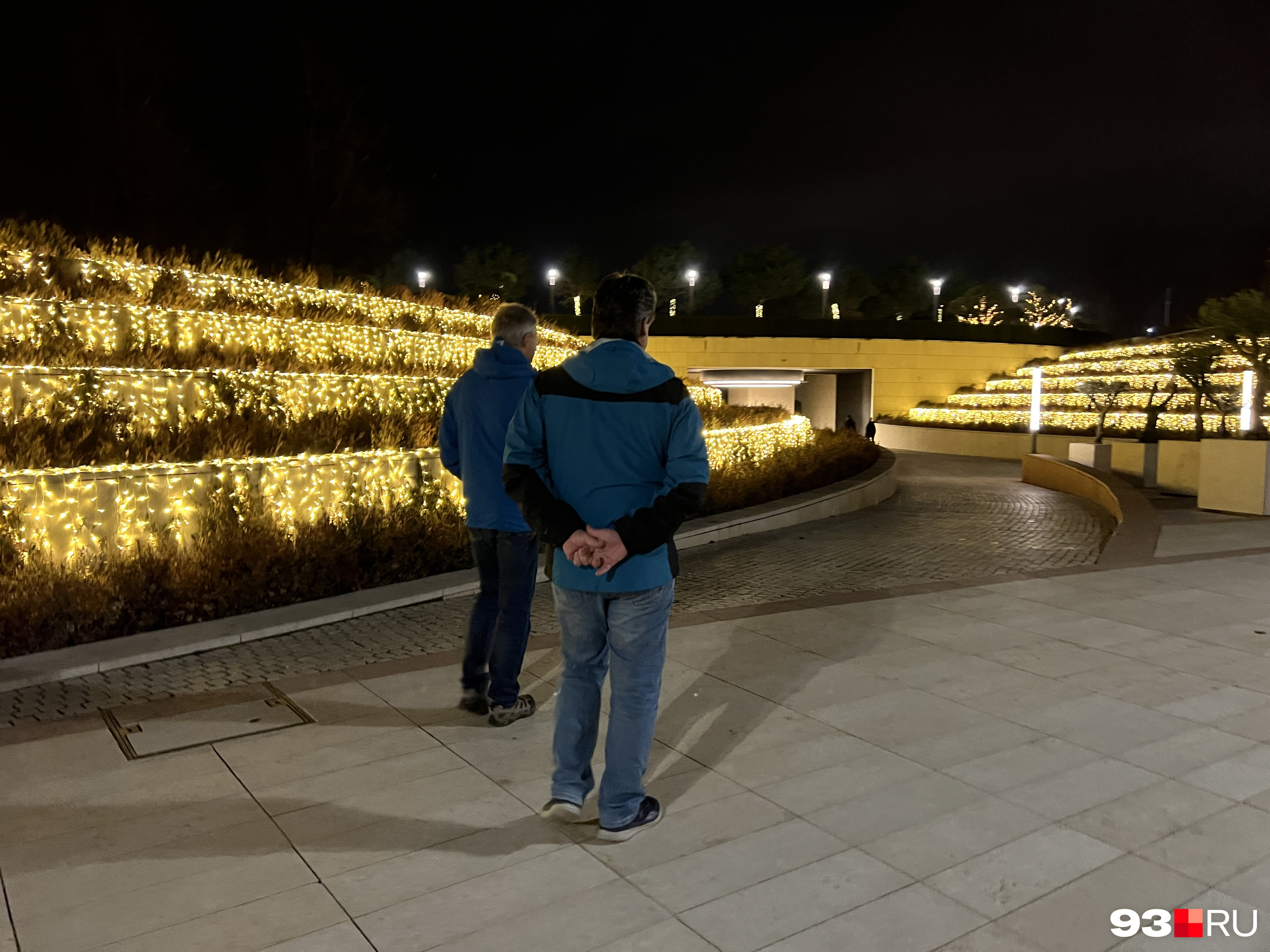 Террасы в парке светятся очень ярко