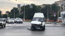 «Перехитрил сам себя»: в центре Волгограда маршрутка протаранила троллейбус
